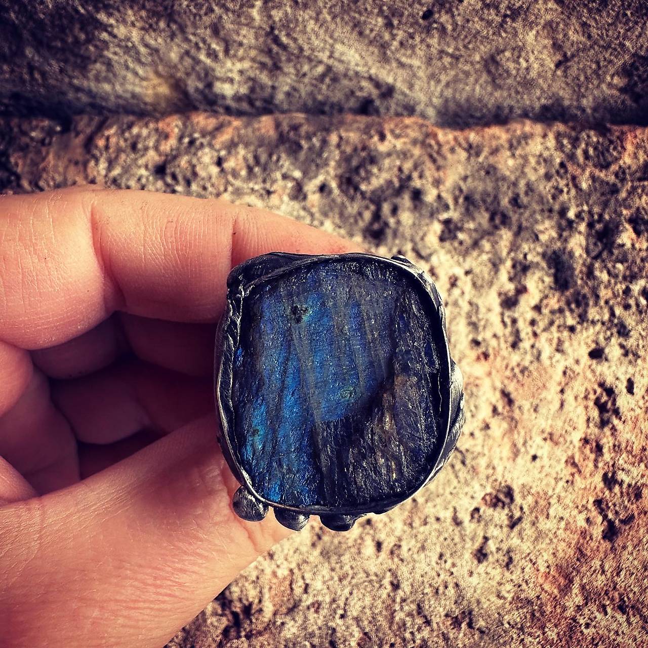 Cínovaný prsteň s labradoritom / bali V.