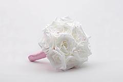 Saténová kytica svadobná bielo-púdrová ružová ruže s perličkami