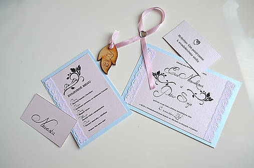 Svadobné oznámenie romantika ružovo-modrá (pozvánka k svadobnému stolu 9x5 cm)