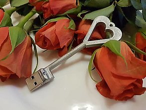 Dekorácie - USB kľúč k srdcu - 15321418_