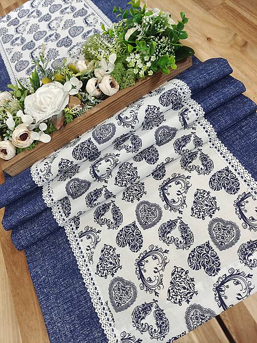 Úžitkový textil - Štola - zdobená srdiečka modrá v kombinácii s modrou - 15321923_