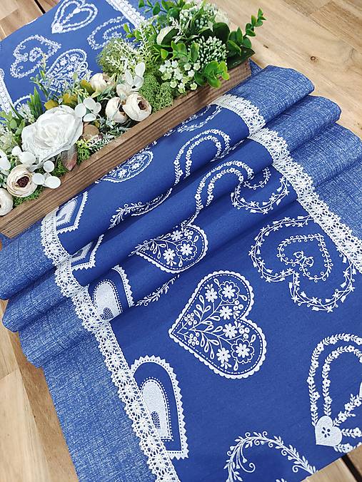 Úžitkový textil - Štola - maľované srdcia na modrej - 15321946_
