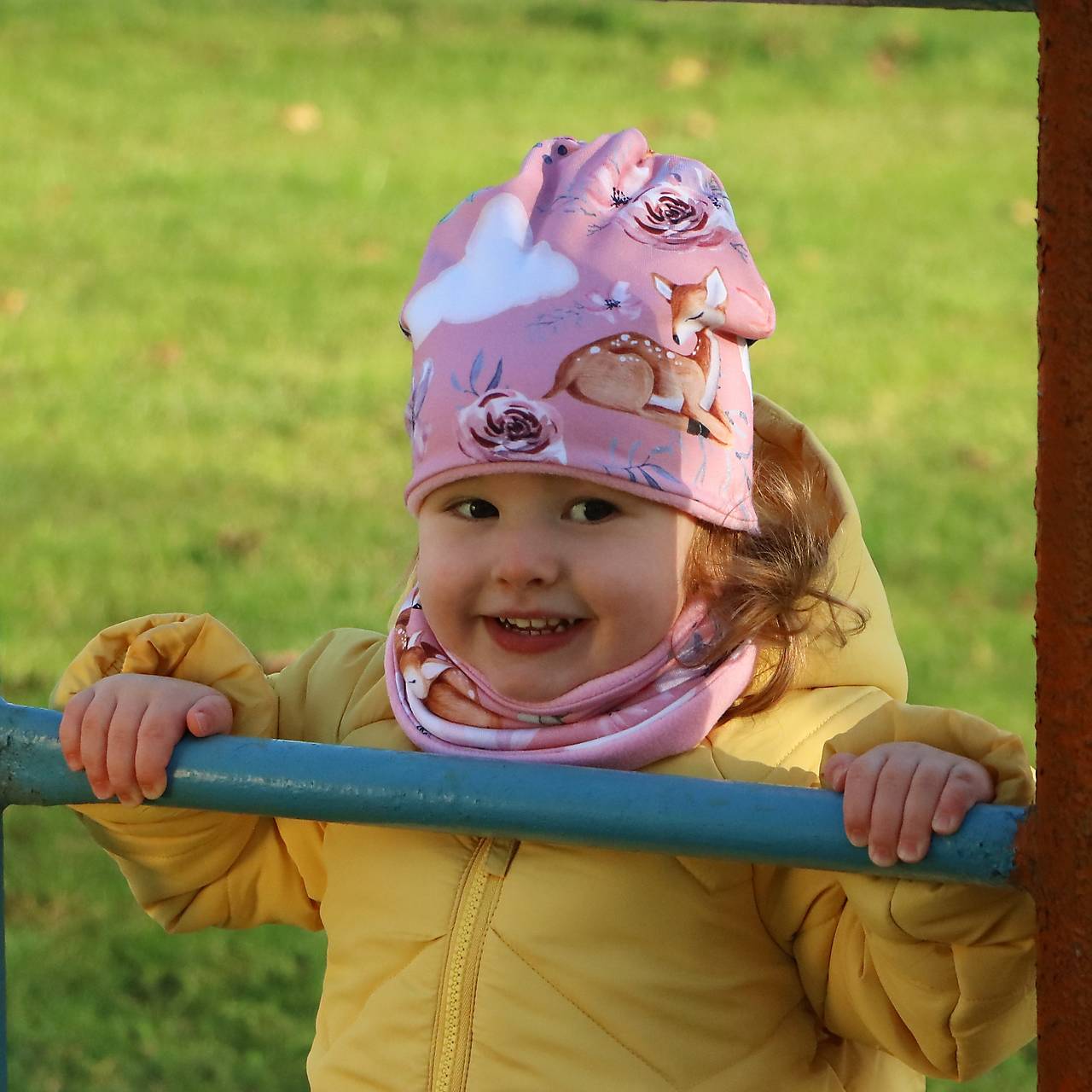 Srnky na ružovej čiapka, nákrčník alebo set