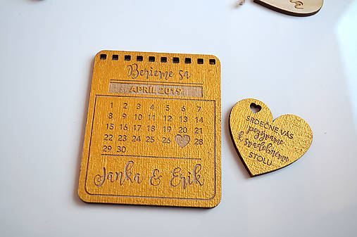 Svadobné oznámenie drevený kalendár s perom (menu 14 cm x 10 cm)