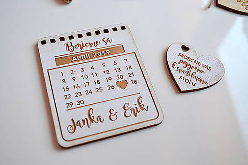 Svadobné oznámenie drevený kalendár s perom (pozvánka k svadobnému stolu)
