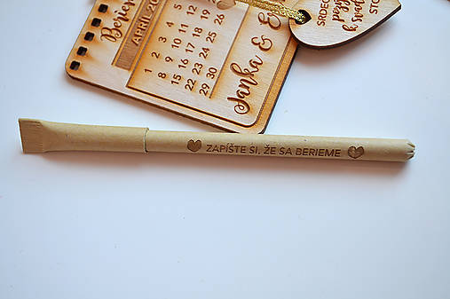 Svadobné oznámenie drevený kalendár s perom (svadobné oznámenie + pero)