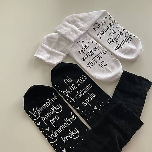 Maľované ponožky pre novomanželov s nápisom "Výnimočné ponožky pre výnimočné kroky/ Od (dátum) kráčame spolu (Biele + čierne)