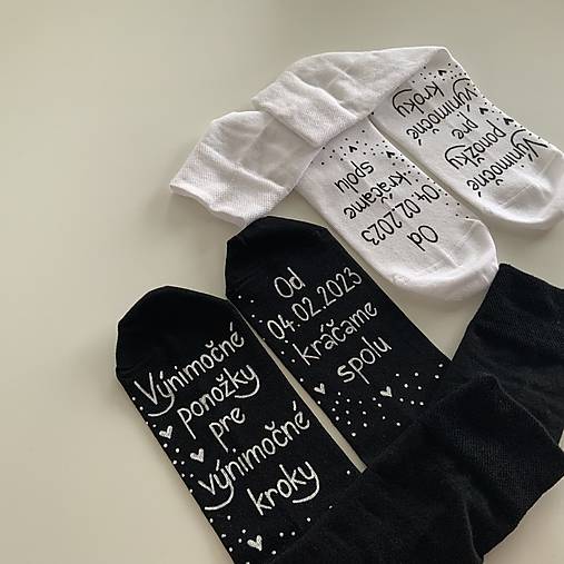 Maľované ponožky pre novomanželov s nápisom "Výnimočné ponožky pre výnimočné kroky/ Od (dátum) kráčame spolu (Biele + čierne)