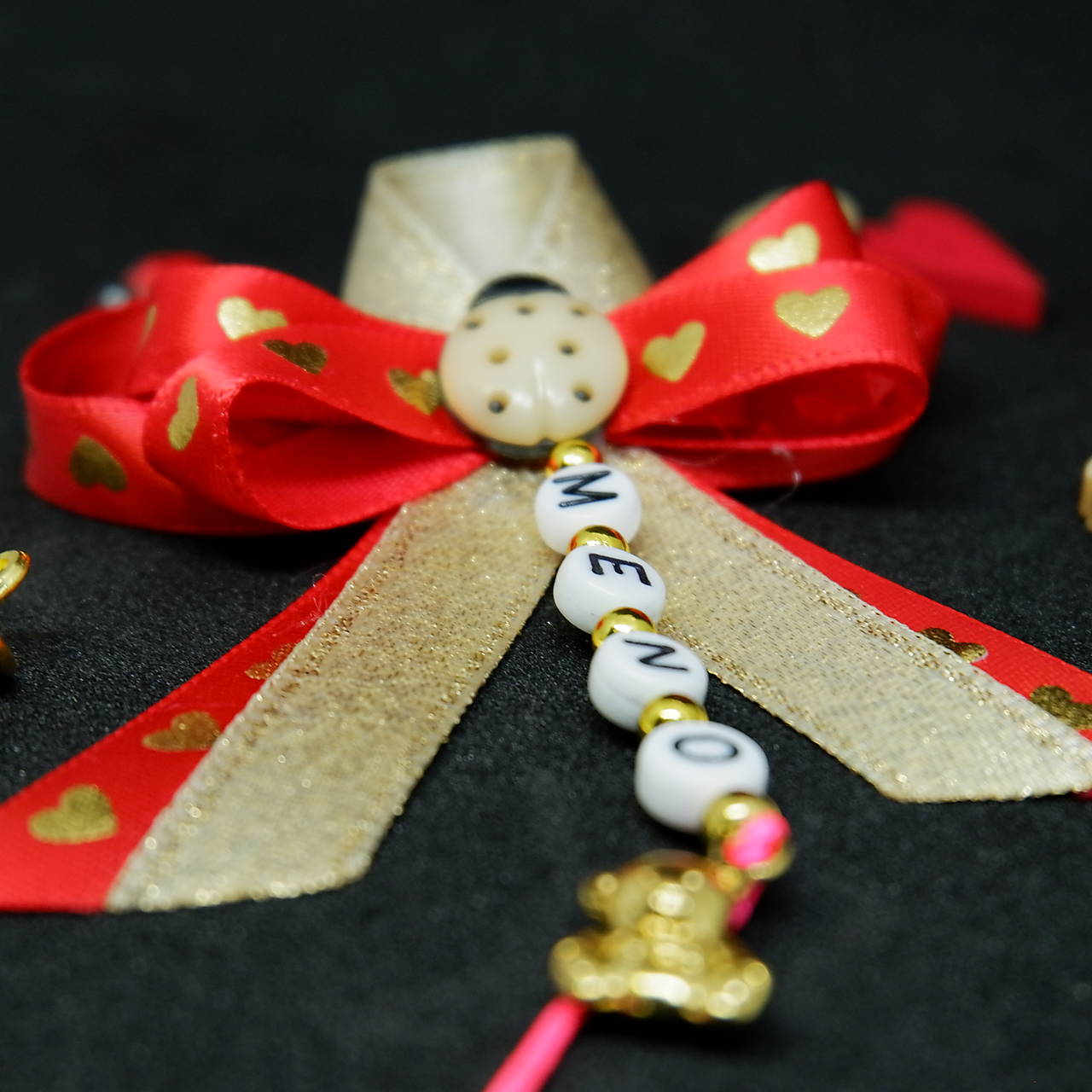 Stužka (mašlička) proti urieknutiu na kočík (Červeno - zlatá)