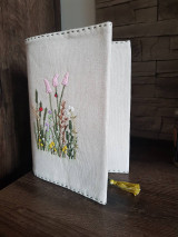Papiernictvo - Vyšívaný obal na knihu- lúčne kvety - 15329612_