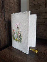 Papiernictvo - Vyšívaný obal na knihu- lúčne kvety - 15329613_
