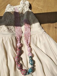 Náhrdelníky - Textilný náhrdelník - kvetinka - 15331817_