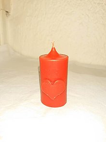 Sviečky - Valec so srdiečkom 2- sviečka zo včelieho vosku (Červená) - 15332441_
