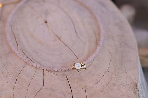 Náhrdelník - choker s písmenkom a minerálom ruženín