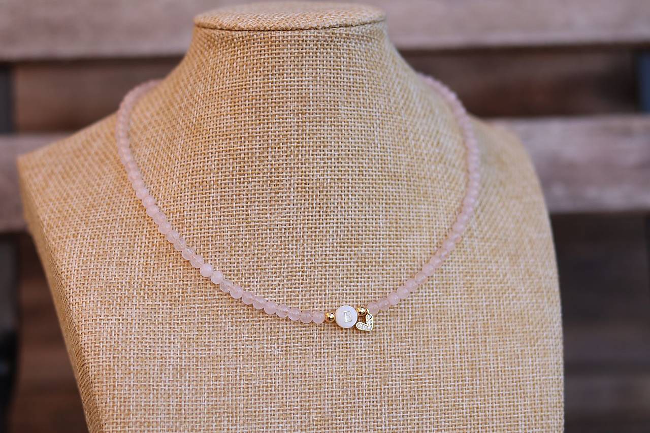 Náhrdelník - choker s písmenkom a minerálom ruženín