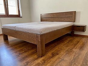 Nábytok - Dubová masívna posteľ s plnými nožičkami a nočnými stolíkmi - 15338461_