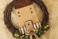 Dekorácie - Jarný venček s keramickým domčekom - 15340854_