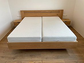 Nábytok - Dubová masívna “levitujúca” posteľ s úložným priestorom a nočnými stolíkmi - 15342641_