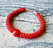 Náramky - Ručne pletený červený náramok s červenou korálkou (10mm) - 15340332_