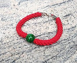 Náramky - Ručne pletený červený náramok s malachitom (12mm) - 15339632_