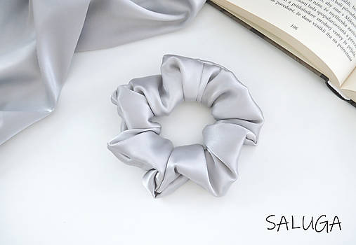 Ozdoby do vlasov - Saténová gumička SCRUNCHIE do vlasov - strieborná - 15344195_