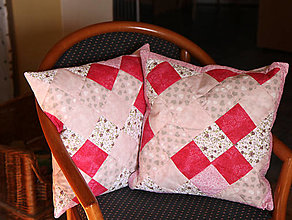 Úžitkový textil - Patchworkové vankúšiky (malé kvety s ružovou a fialovou) - 15344859_