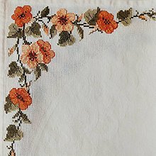 Úžitkový textil - Obrus: Kvety, ručne vyšívaný, 75 x 68 cm - 15347655_
