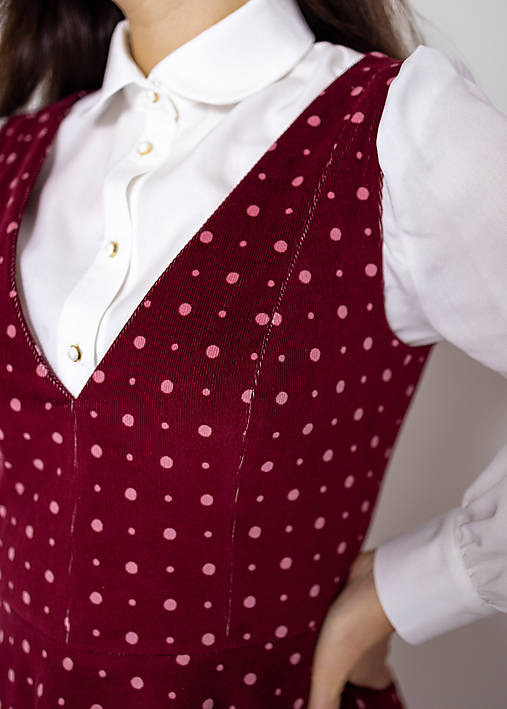 Bordové menčestrové vestové šaty s ružovými bodkami