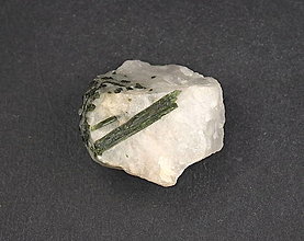 Minerály - Turmalín zelený a350 - 15356396_