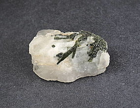 Minerály - Turmalín zelený a363 - 15356419_