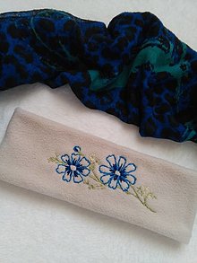 Čiapky, čelenky, klobúky - S modrou kvetinou (ručne vyšívaná čelenka) - 15360598_