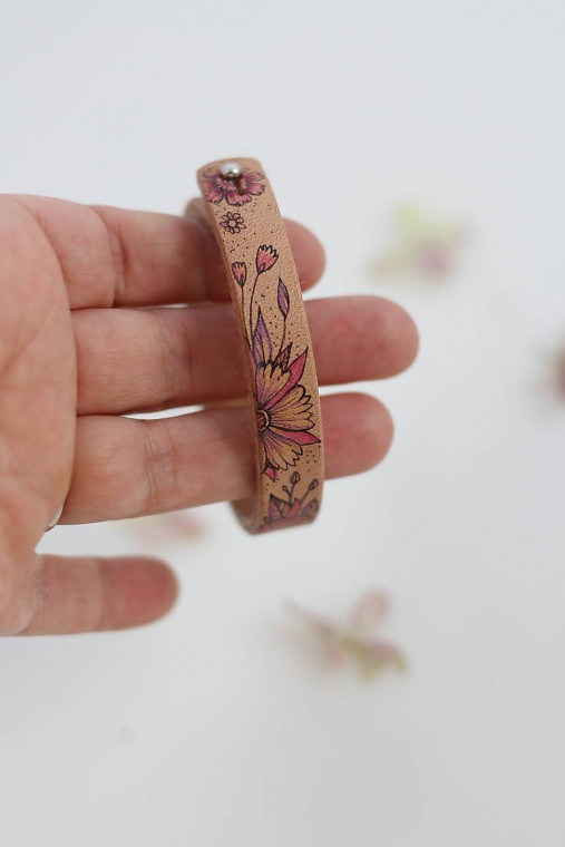 Ručne maľovaný náramok, dámsky kožený náramok pre štýlovú ženu "Viva flowers"