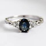 Prstene - Zlatý snubný prsteň s modrým Zafírom a diamantmi - 15359558_