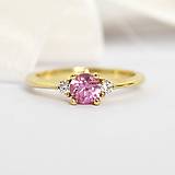 Prstene - Snubný prsteň s ružovým Rubínom a diamantmi - 15359731_