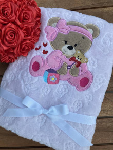 Detský textil - Vyšívané detské deky (Medvedík s hračkami v 16,5 x š 15,5 cm) - 15360833_