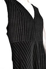 Šaty - Čierne zamatové vestové šaty s bielymi tenkými prúžkami - 15361049_