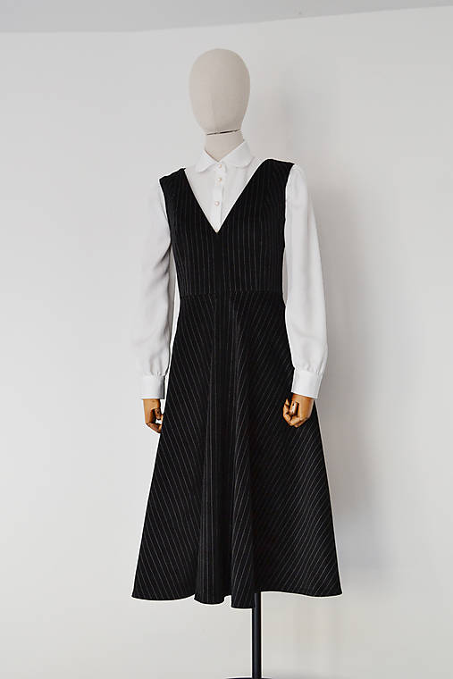 Čierne zamatové vestové šaty s bielymi tenkými prúžkami