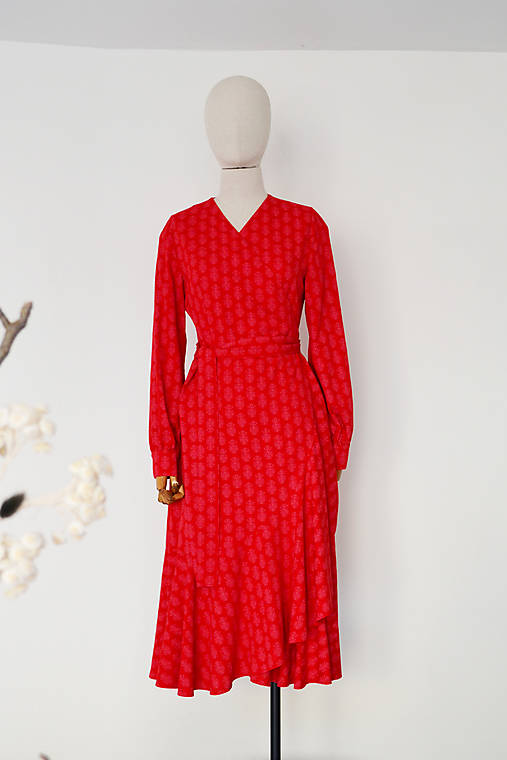 Červené zavinovacie šaty s volánovou sukňou