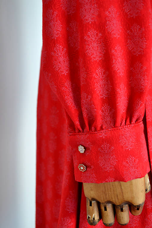 Červené zavinovacie šaty s volánovou sukňou