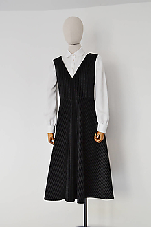 Šaty - Čierne zamatové vestové šaty s bielymi tenkými prúžkami - 15361042_