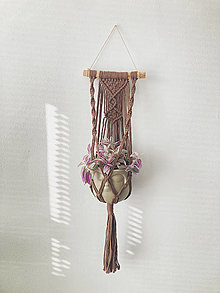 Dekorácie - Pletený závesný držiak na kvetináč na drievku (Tmavo-hnedá) - 15365630_