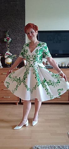 Šaty - FLORAL FOLK " Slovenská ornamentika ", spoločenské šaty v dĺžke midi (biela + zelený vzor) - 15365232_