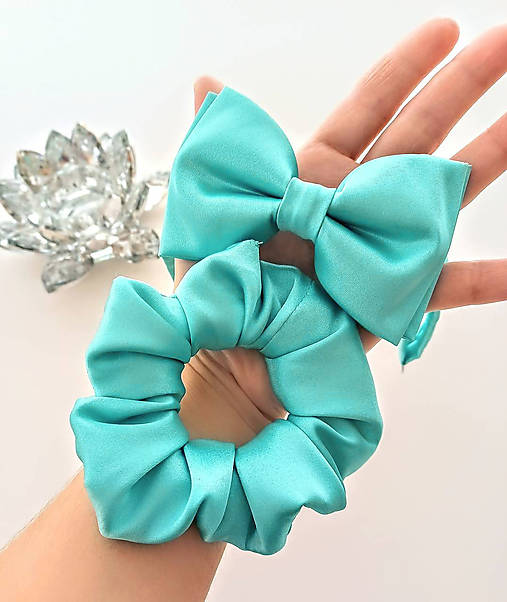 Ozdoby do vlasov - Saténová gumička SCRUNCHIE do vlasov a pánsky motýlik mentolový - 15364993_