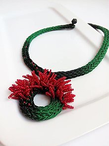 Náhrdelníky - Textilný náhrdelník s korálkami - "Ríbezľový" - 15365712_