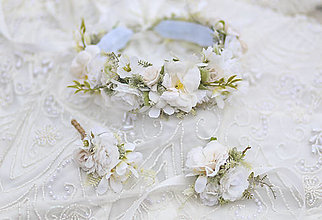 Ozdoby do vlasov - Biely svadobný set (venček, náramok a pierko pre ženícha) - 15370256_