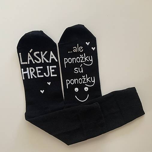 Maľované ponožky s nápisom “LÁSKA HREJE, ale ponožky sú ponožky :) (čierne)