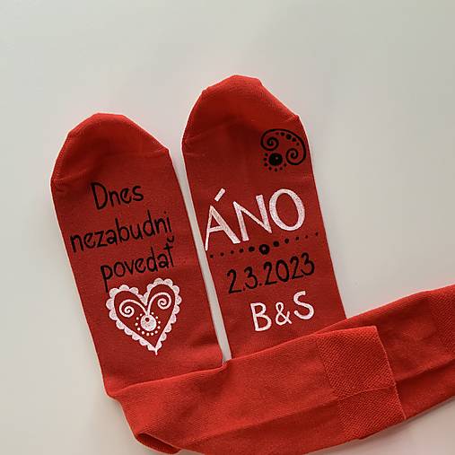 Maľované ponožky pre ženícha (Červené s bielo čiernu kombináciou maľby s iniciálkami))
