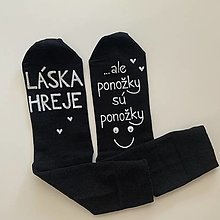 Ponožky, pančuchy, obuv - Maľované ponožky s nápisom “LÁSKA HREJE, ale ponožky sú ponožky :) (čierne) - 15368161_