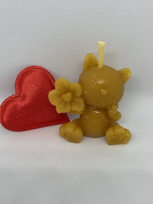 Sviečky - Sviečky z včelieho vosku (Mačička s kvetinkou 5x4 cm) - 15369579_
