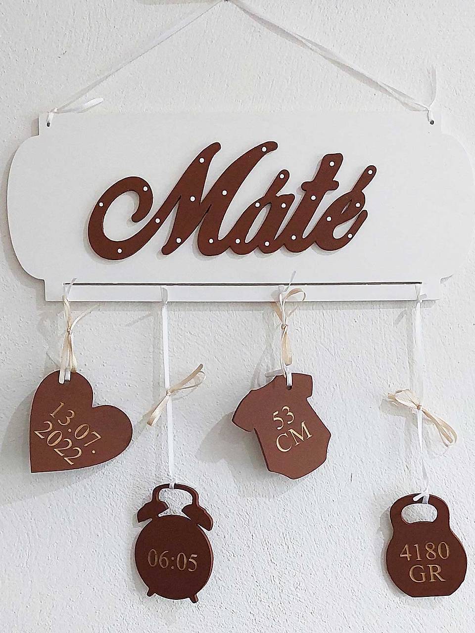 Meno na tabuľke s údajmi o narodení čokoláda